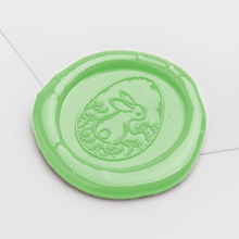 Lade das Bild in den Galerie-Viewer, Hase im Ei - Wachssiegel - Oval